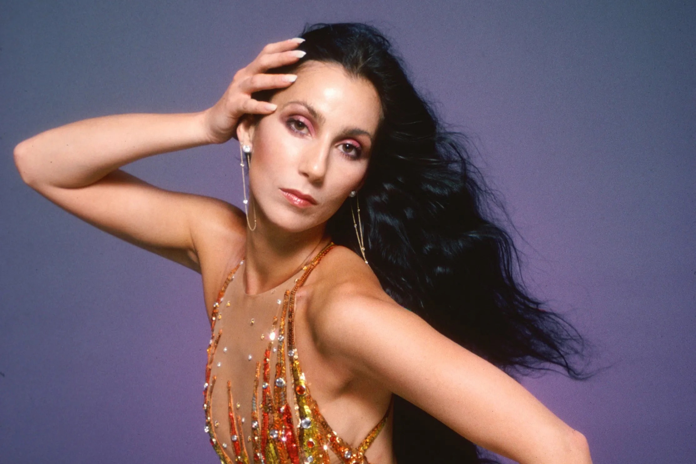 Cher, la diva del pop con un estilo influyente y disco