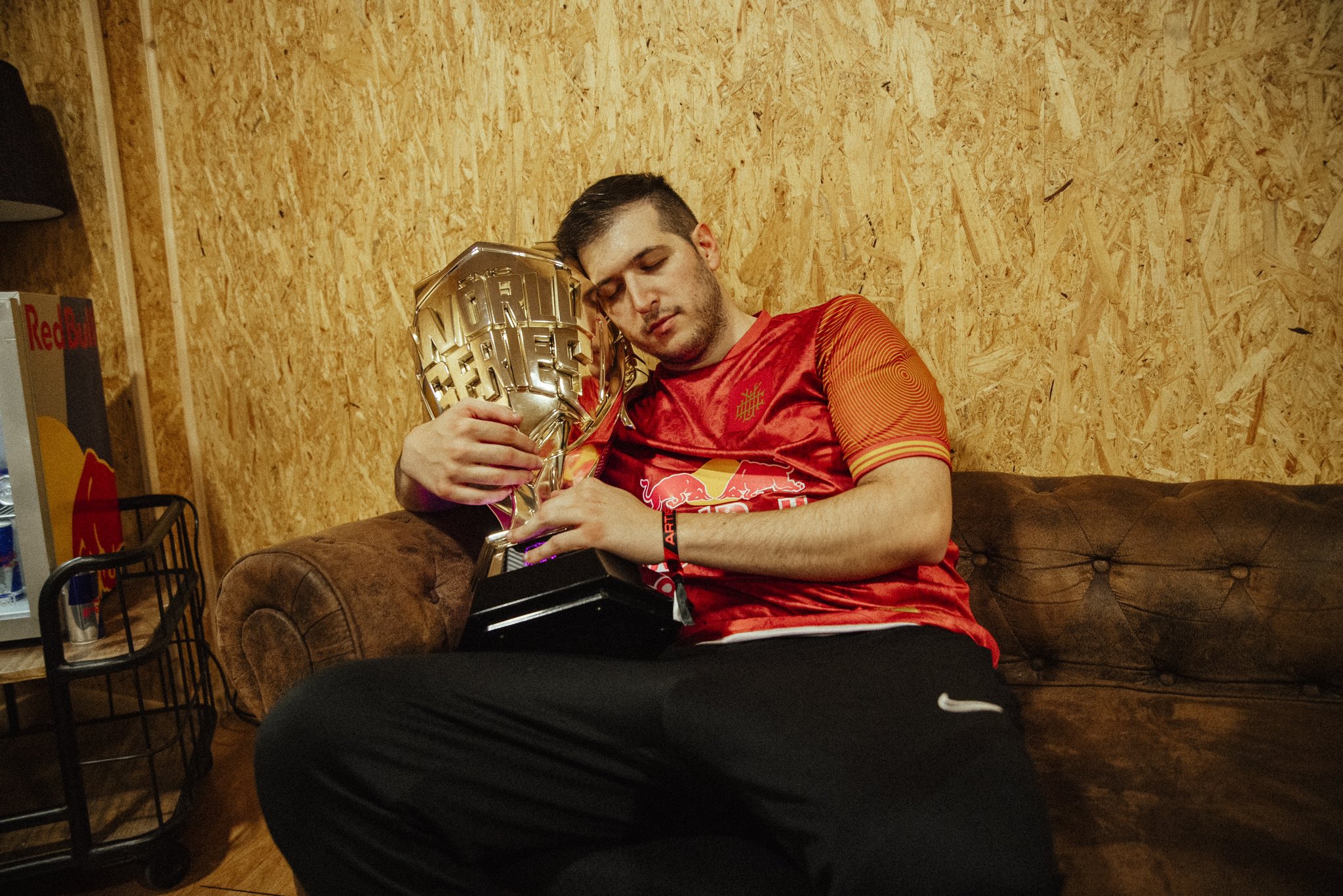 Chuty junto a la copa tras proclamarse campeón de la FMS World Series