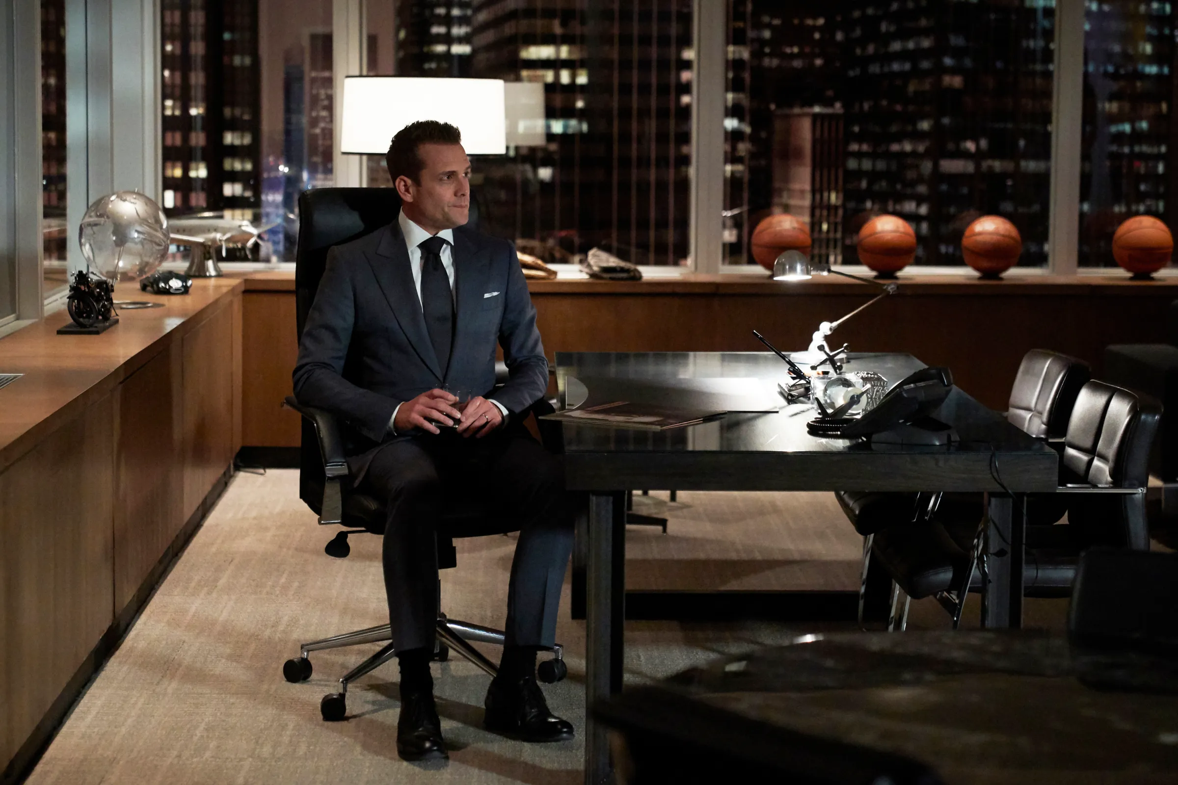 Suits crítica: Harvey Specter y el narcisismo profesional