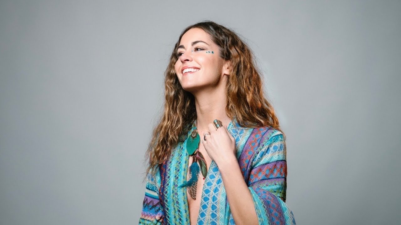 Sofía Ellar lanza ‘Cosiendo y cantando’, su nuevo single más íntimo y emocional