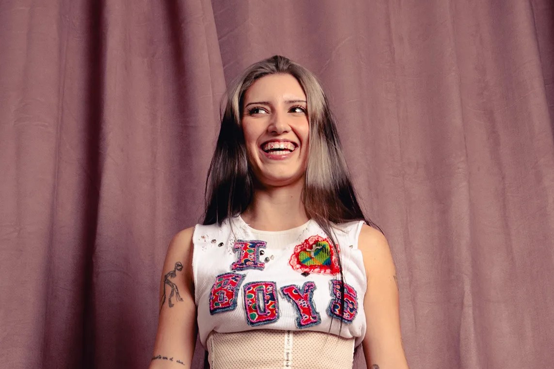 Reír entre canciones, llorar durante ellas: así es Carmen Lancho en concierto