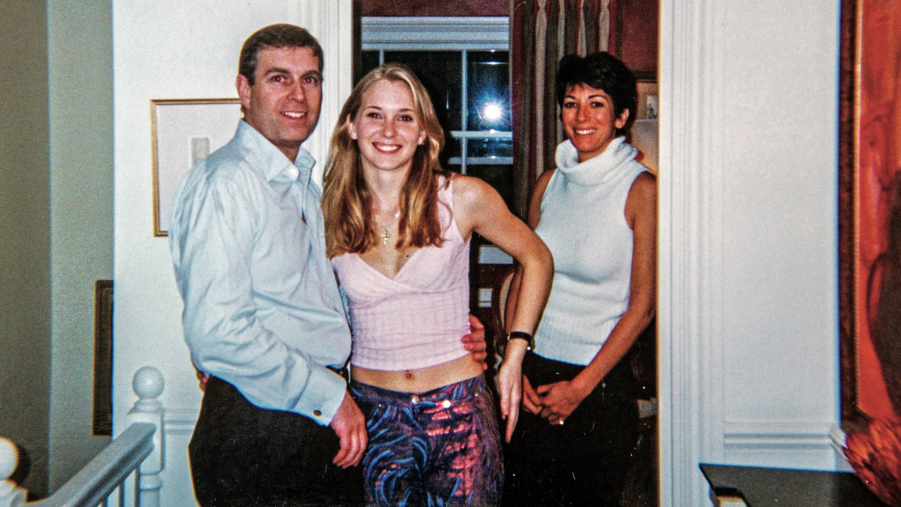 El príncipe Andrés, Virginia Roberts Giuffre y Ghislaine Maxwell en Londres en 2001. Fuente: Virginia Roberts Giuffre